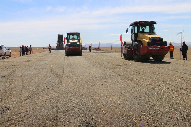 蒙古乌兰巴托新国际机场高速公路项目路基试验段碎石垫层开始摊铺