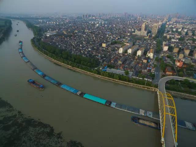 航拍京杭大运河高邮段,古运河上船只穿行,一片繁忙的景象.