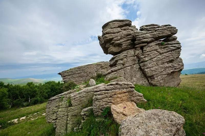 属花岗岩 是目前世界上独有的 一种奇特地貌景观 那么 石阵是怎样形成
