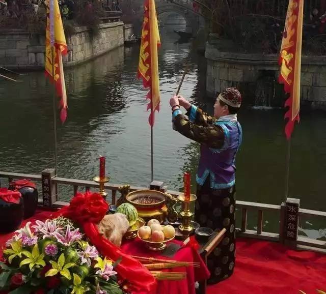 祭河神,抢青赛龙舟开始前,所有队伍都会焚香点烛,放鞭炮,用一头全烧猪