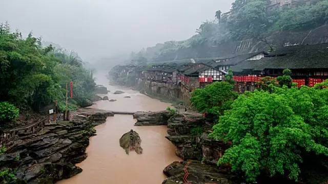 最著名的要数四面山景区,森林构成主基调,丹霞地貌成为特色,其次,江津