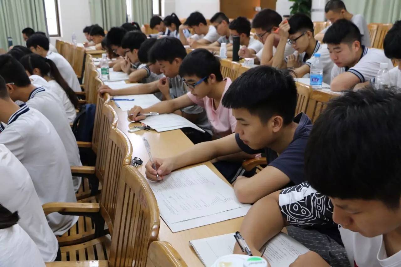 现场130名理科学生与化学名师宋德才老师一起进入9个小时的"化学高考