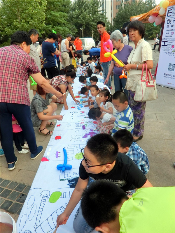 "迎六一,画未来"与宝贝们共同涂鸦百米画卷社区活动