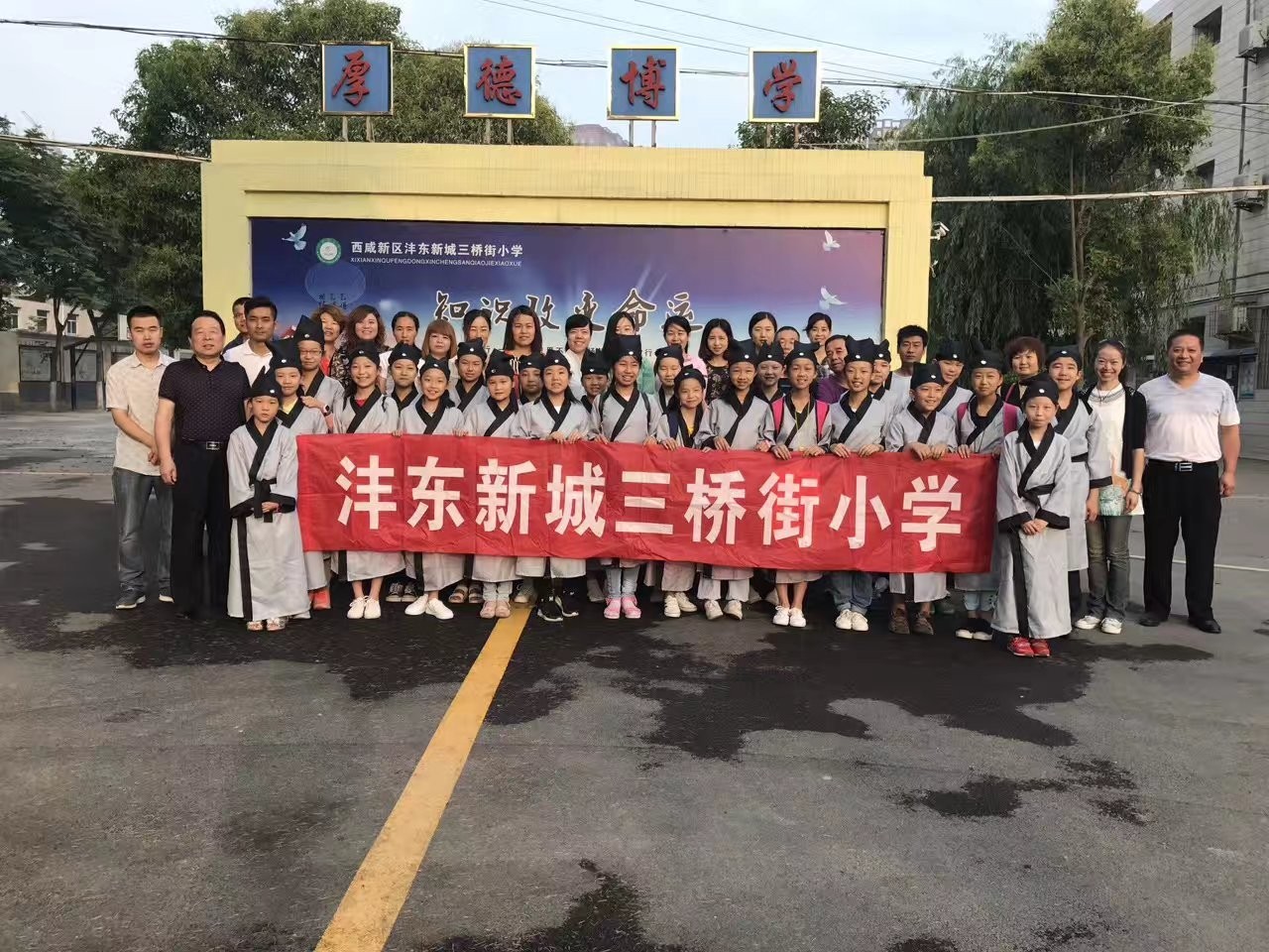 5月30日上午,三桥街小学美术社团24名学生,在白鹿原·白鹿仓景区参加