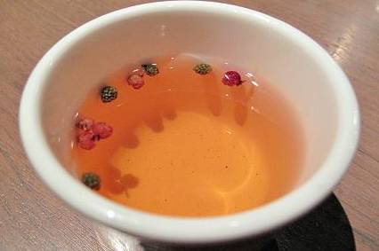 花椒酒是把花椒泡在白酒里制成的,可以散风寒,祛风湿,化淤通络.