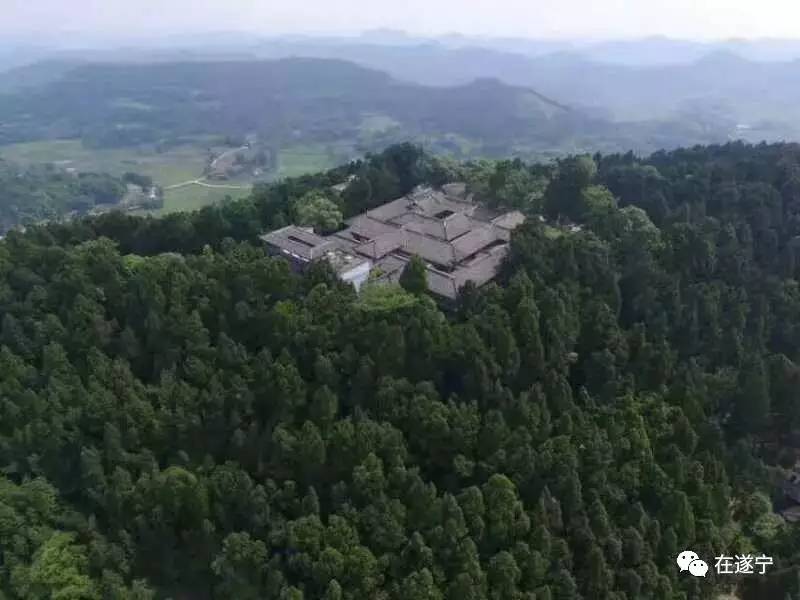 遂宁蓬溪高峰山今日凌晨突发火灾,"川北迷宫