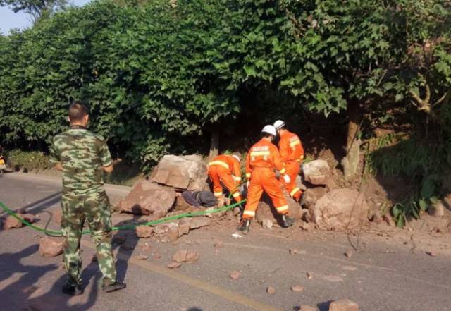 【安全】宜宾一男子形式山区公路过程中不幸被落石砸中(附现场视频)