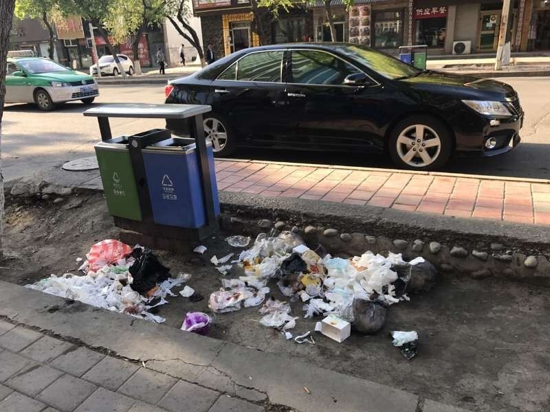 曝光台石河子幸福路有市民将成包的厨房垃圾随地乱扔纸屑遍地飞舞