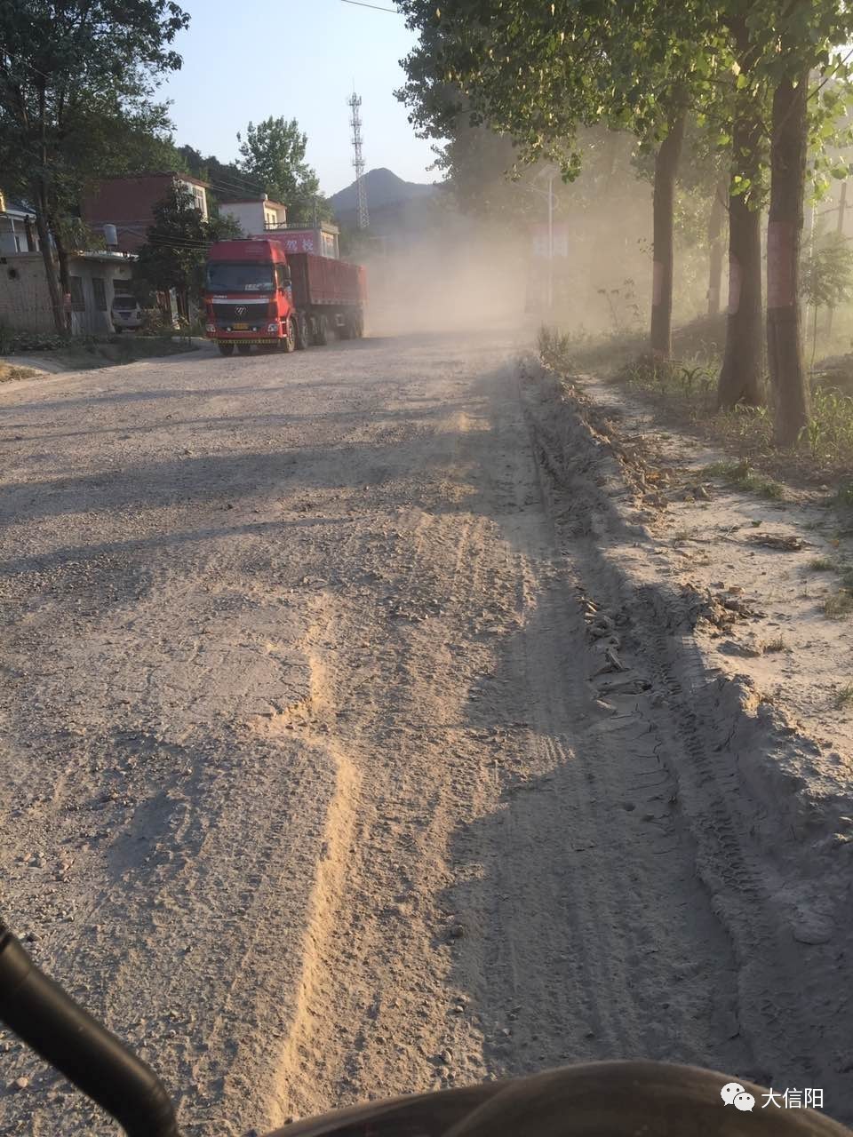 信阳这条路尘土飞扬,附近居民每天"吃灰"苦不堪言!