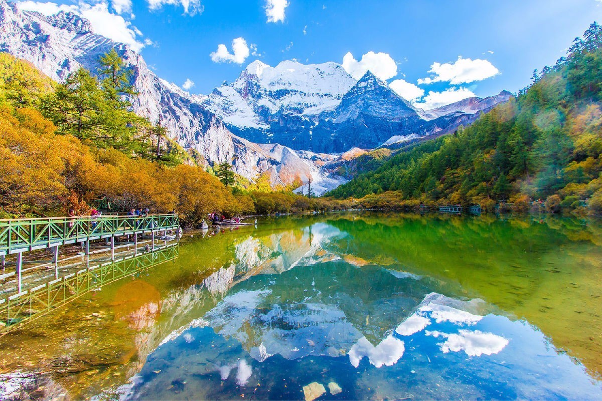 欣赏稻城周边迷人的自然风光,游览【海子山观景台】海子山以稻城古