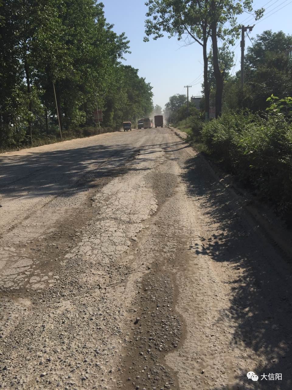 最糟糕的是下雨天,原本不平的路面坑坑洼洼,迅速变成泥地,无法行走.