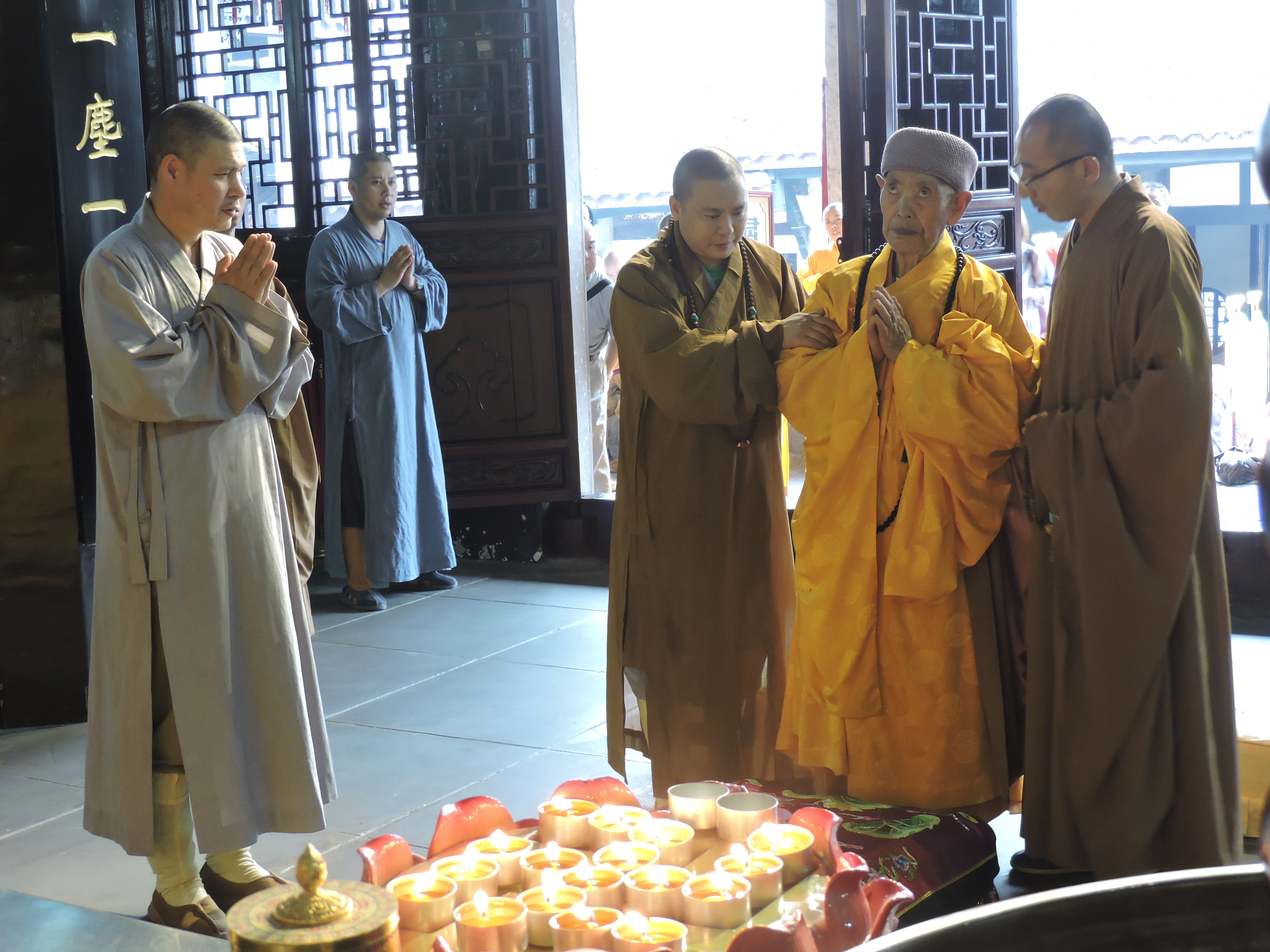 法驾华岩寺大当家义悲法师热情迎接法驾明道长老今日莅临华岩寺参访