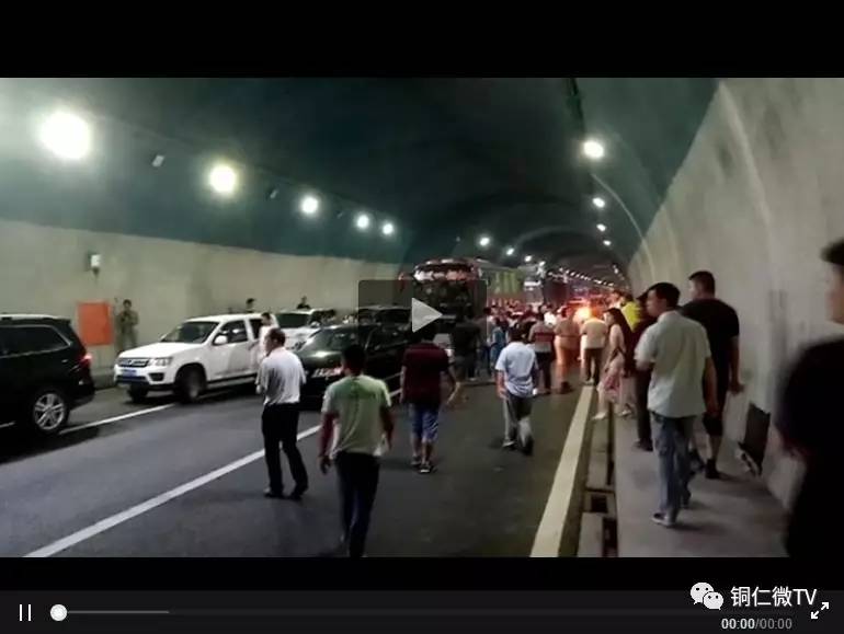 【平安时空】高速公路隧道内出车祸 近百辆车让出生命通道