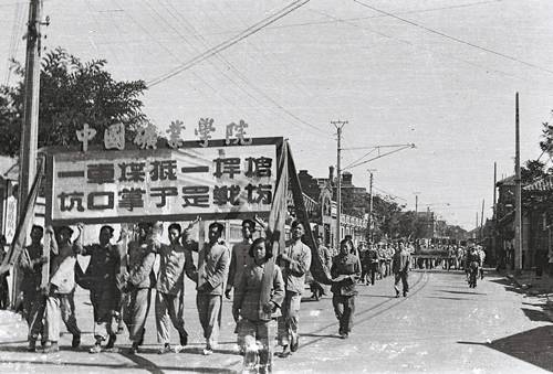 1951年5月1日国际劳动节,天津市组织学生游行,我校学生走在最前列