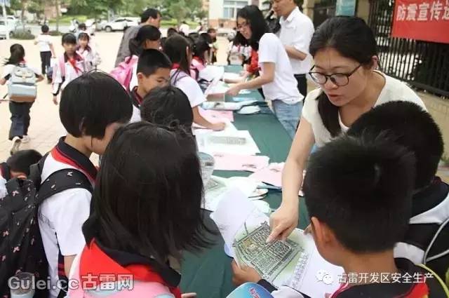 古雷人口钱_钱的照片人民币图片