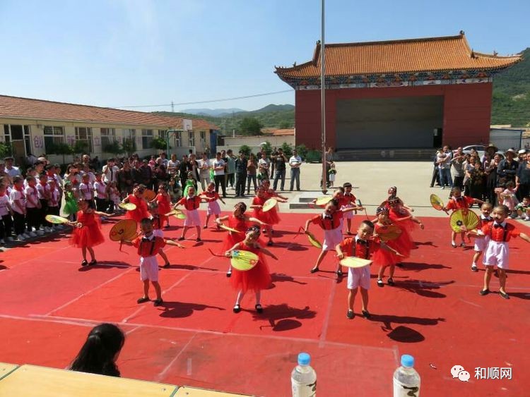 我们的节日:平松乡白泉小学庆'六一'文艺汇演