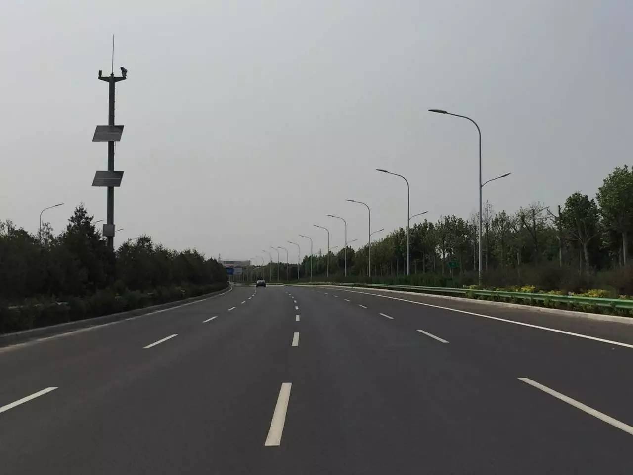 双向八车道 一条道路上,同向,对向各有三条车道 例如:济青北线城阳段