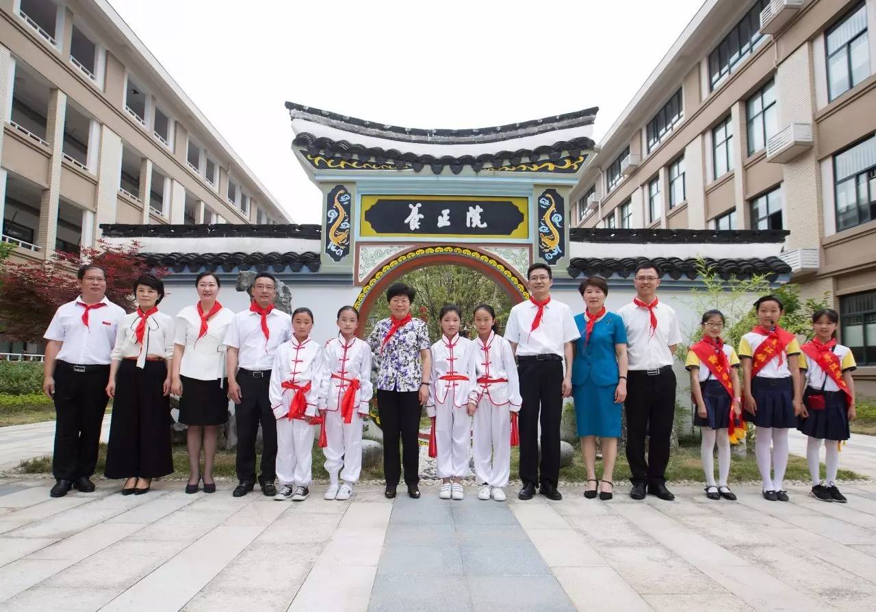 市委副书记陈奕君一行 来到鄞江镇中心小学慰问小朋友 送上节日祝福