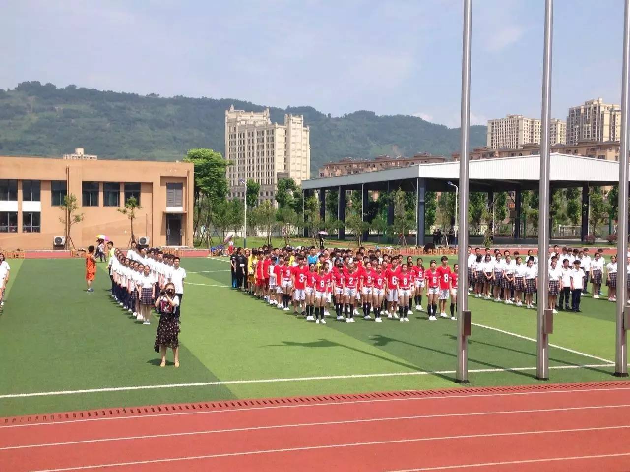 重庆珞璜中学首届逐梦杯篮球比赛暨优秀学生表彰奖励大会今日圆满结束