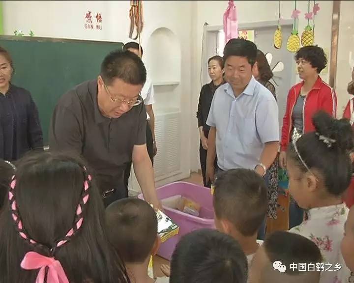 县委书记鲍长山到镇赉县第一幼儿园和实验小学等地走访慰问