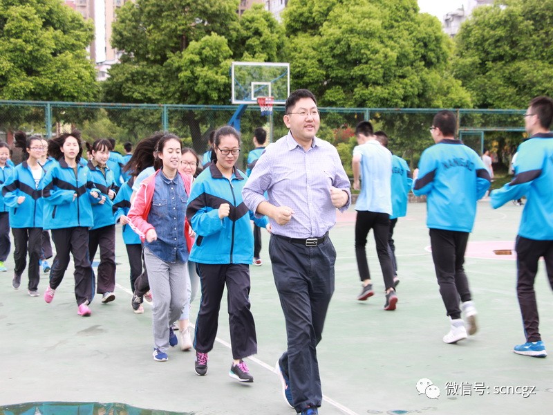 学校并没有给高中班级安排早读课,多年来都是由班主任用自己的勤奋来