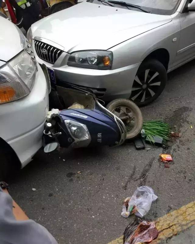 突发!遂宁射洪发生一起车祸,电瓶车,轿车,面包车三车相撞