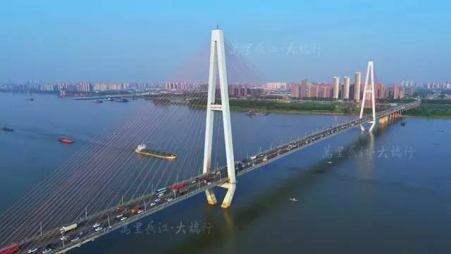 白沙洲大桥主桥跨径为618米的双塔双索面斜拉桥.