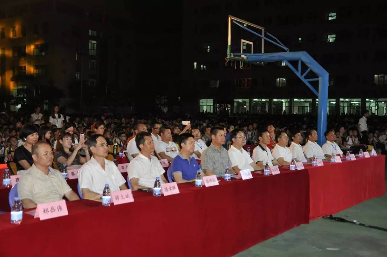 5月31日晚8:00,潮阳启声学校在南区操场隆重举行"中国梦我的七彩梦"庆