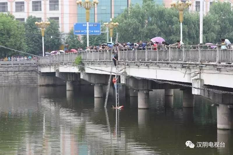 汉阴南大桥有一个女的跳河,民警和热心群众合力成功救援