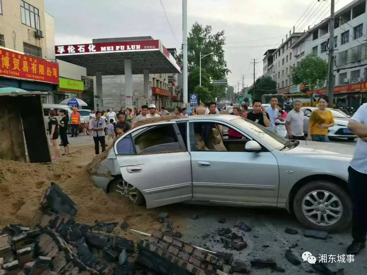 萍乡技校旁发生一起车祸多图视频