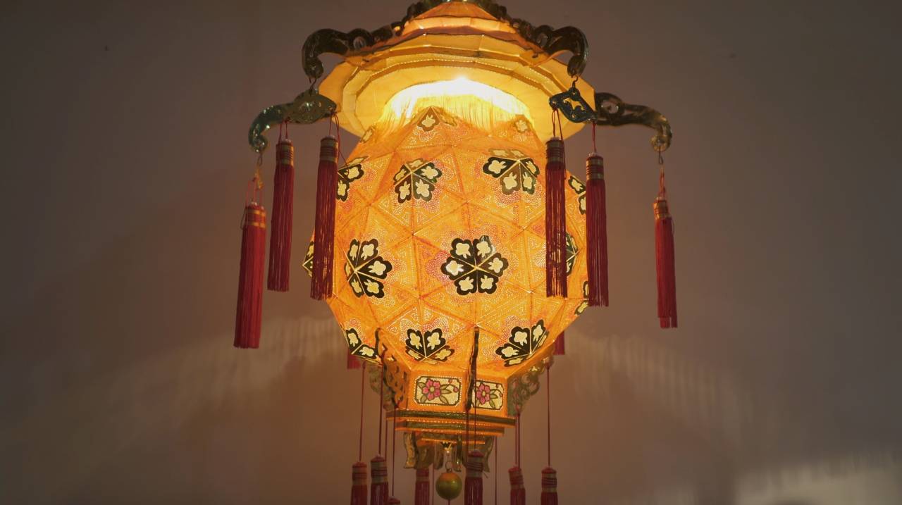 泉州花灯制作 起于唐代,盛于宋,元,延续至今,泉州花灯以它独有的刻纸