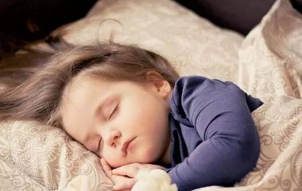 宝宝睡觉有这8种不寻常的举动,说明生病了,妈妈必知!