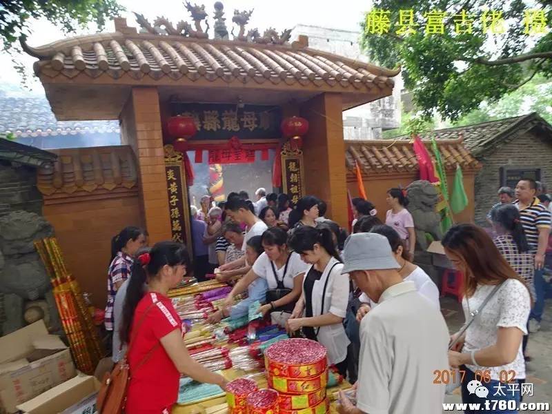 群众成群结队来到位于藤县县城河东西江桥头附近的藤县龙母庙上香求拜