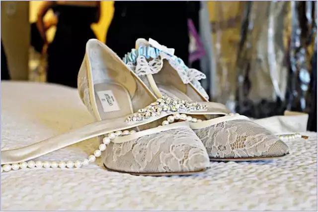 新娘鞋和婚纱_新娘婚纱图片