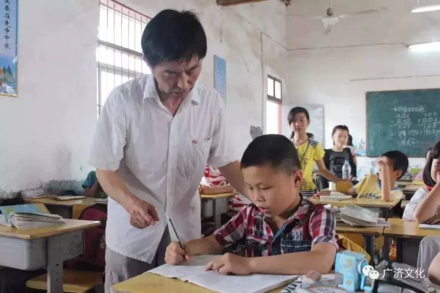 【江城人物】万艳明《人民日报》荣誉推介 余川"乡村教师"吴学书坚守