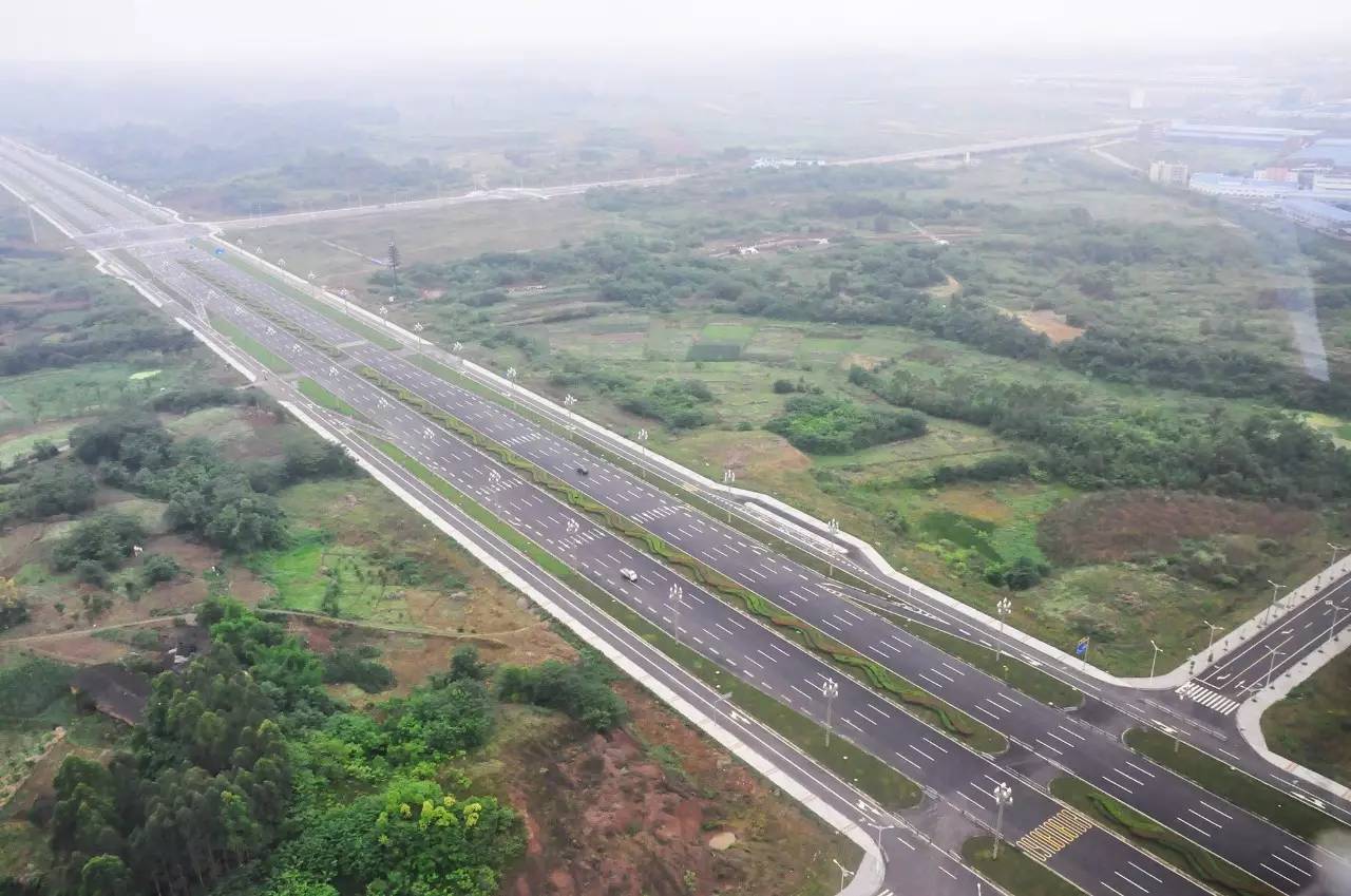 从高空中俯瞰双向八车道天府大道南延线,条条大路直达项目,交通便捷.