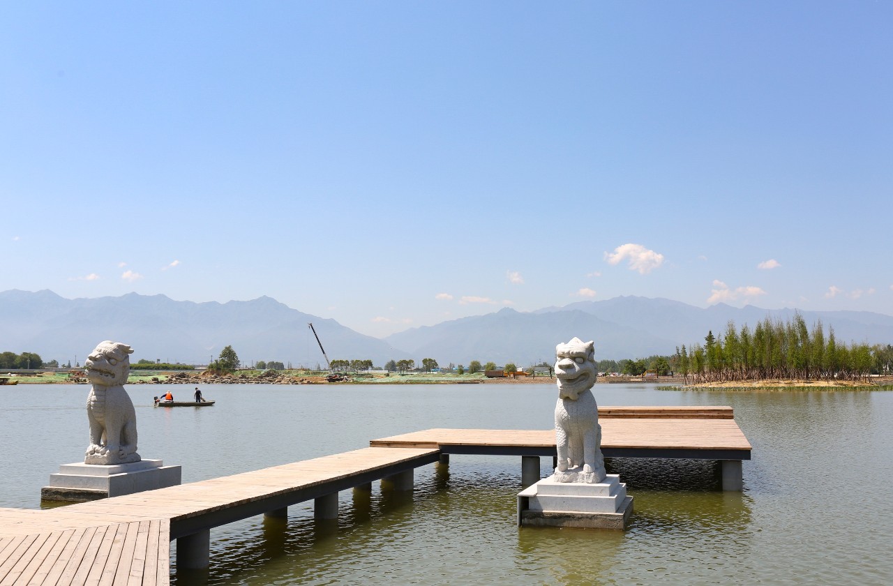 渼陂湖水系生态文化修复工程是由西安曲江新区负责实施.