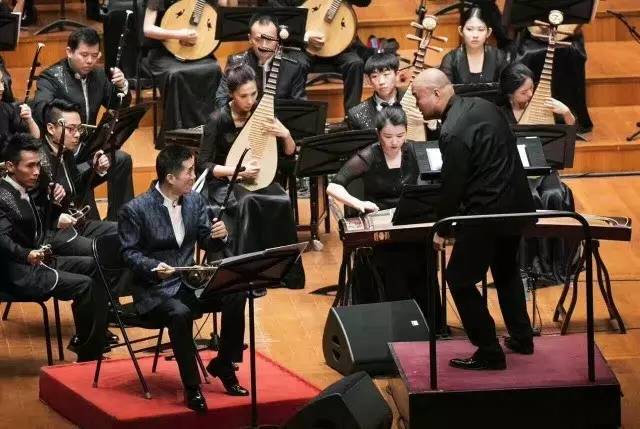 音乐会 | 一把胡琴行天下,唐峰与中央民族乐团音乐会讲述20年首席之路