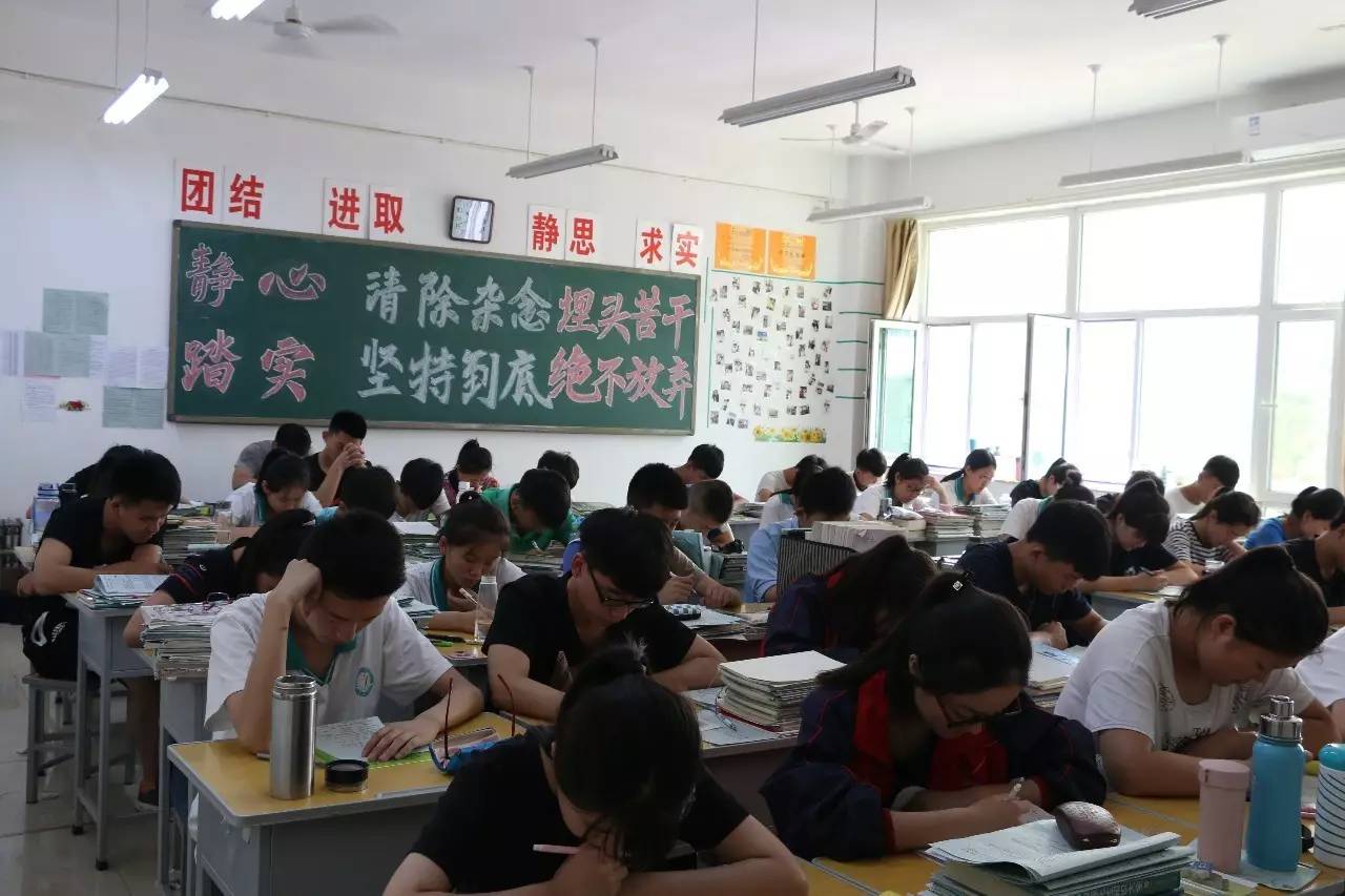 墙上的标语体现出了浓浓的班级文化认真复习的高考学子一尺多高的书筑