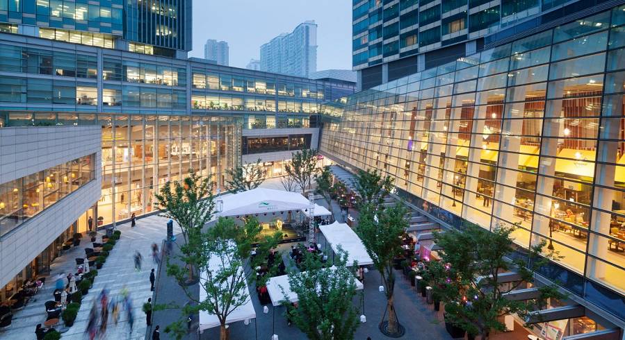 上海浦东嘉里城 开放型的中庭广场设计 让消费者接近和融入到塑造的