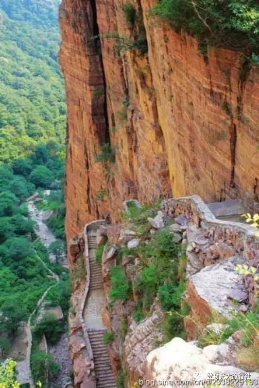 九莲山景区位于辉县市上八里镇松树坪村,属太行山最美的一段——南