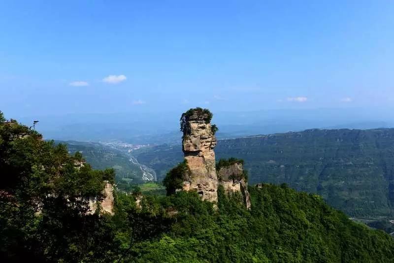 县名溯源---男女石柱  石柱县城以东10余公里处有一座山,名万寿山.