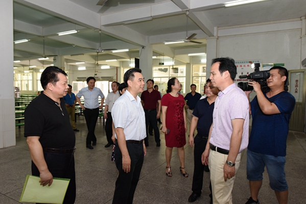 市教育李悦双在参加活动过程中,向张时义,林钢捷市长等一行