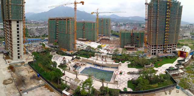 施工后在马屿镇康迪城市广场建设现场,观摩人员了解该项目的建设情况.