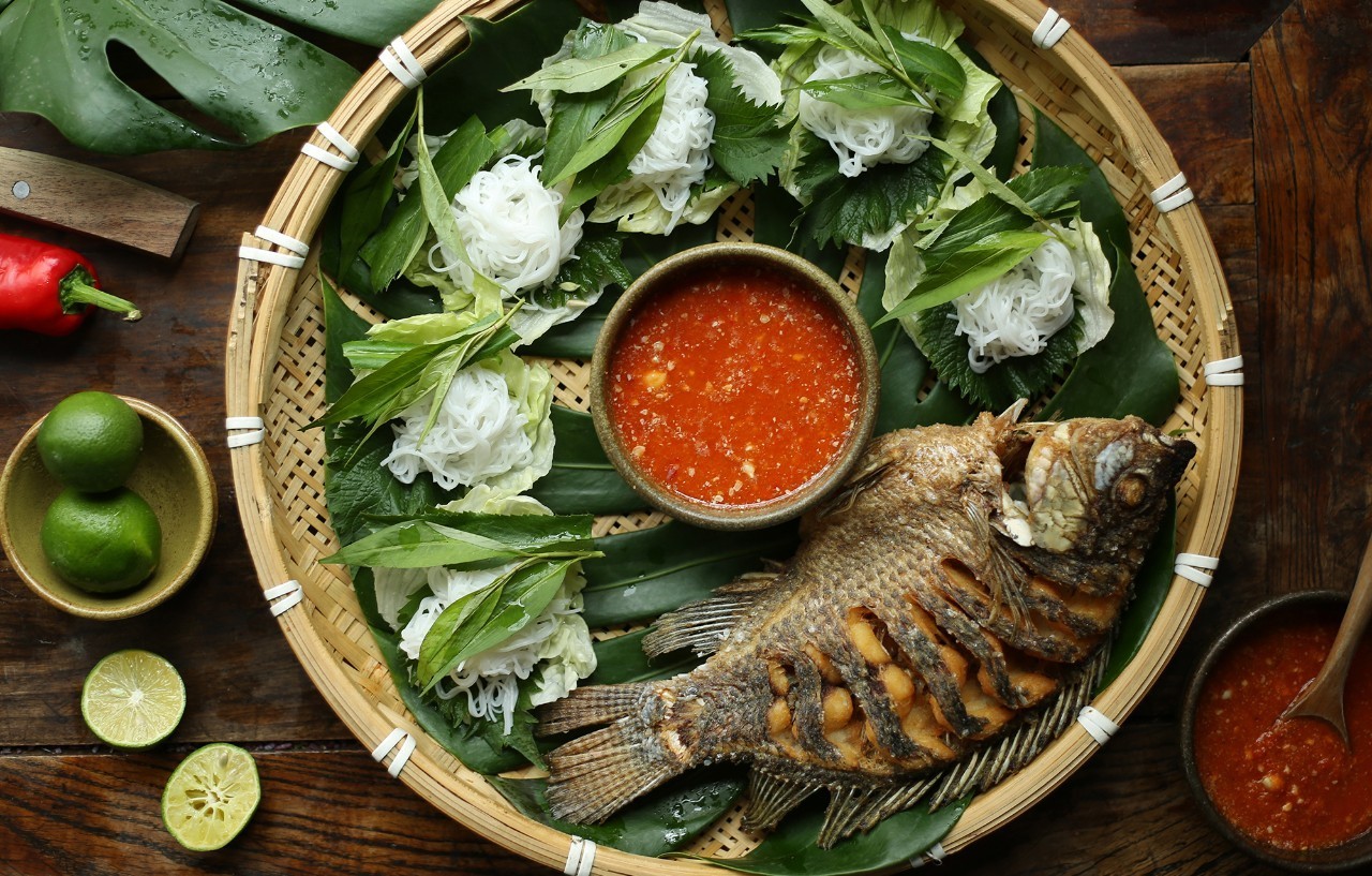 lian style hand grasping fish with rice noodles孟连手抓鱼米线