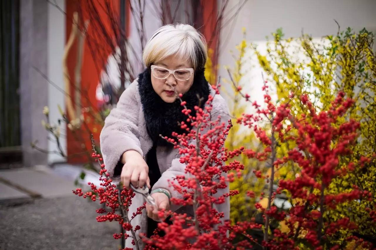 林雪玉老师自己从事插花艺术已经有50余年,曾应邀执