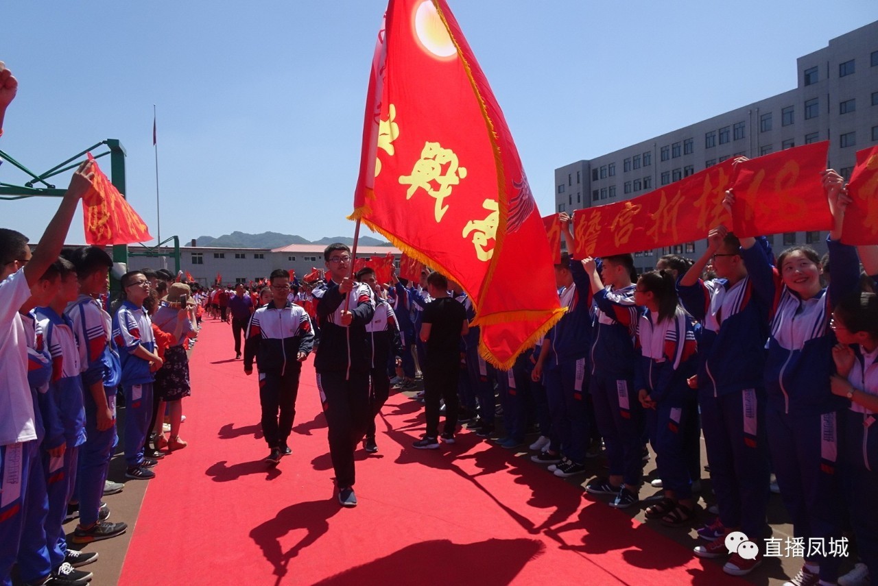 10时许,送考车队在通远堡镇内绕城一圈,所经过民居和商铺,沿线数万