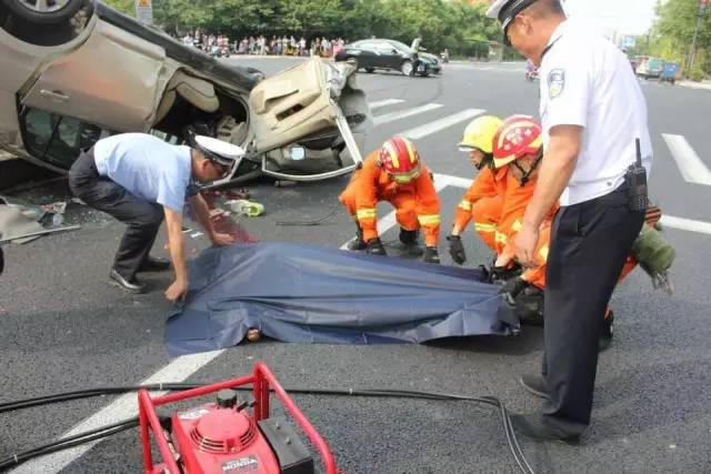 轿车四脚朝天,司机当场死亡!离奇车祸背后,隐藏惊人真相!