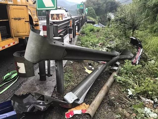 丽水高速遇车祸一小车撞护栏两人飞出,交警的一个举动