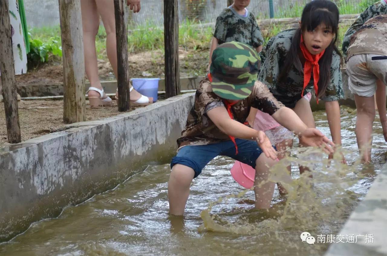 周六150多名城区和山区的孩子参与大手牵小手一起做朋友活动被他们萌